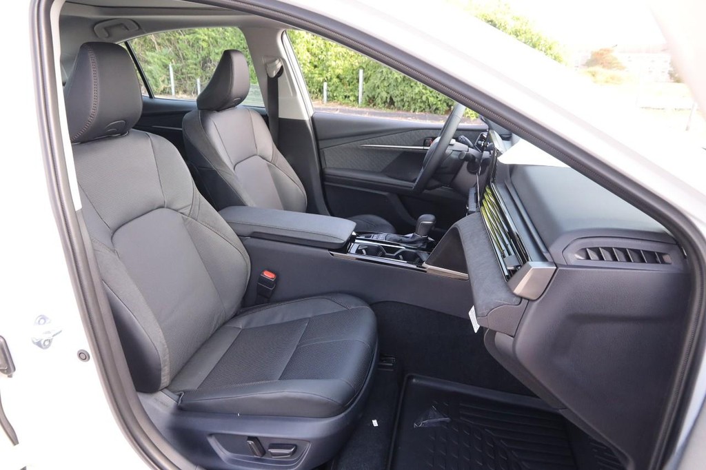 Toyota Camry Vehicle Full-screen Gallery Image 26