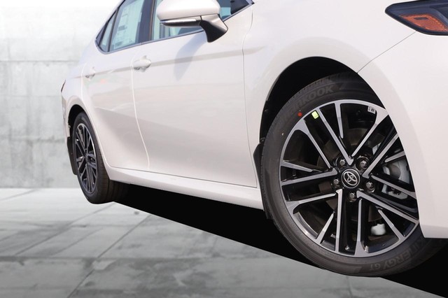 Toyota Camry Vehicle Image 03