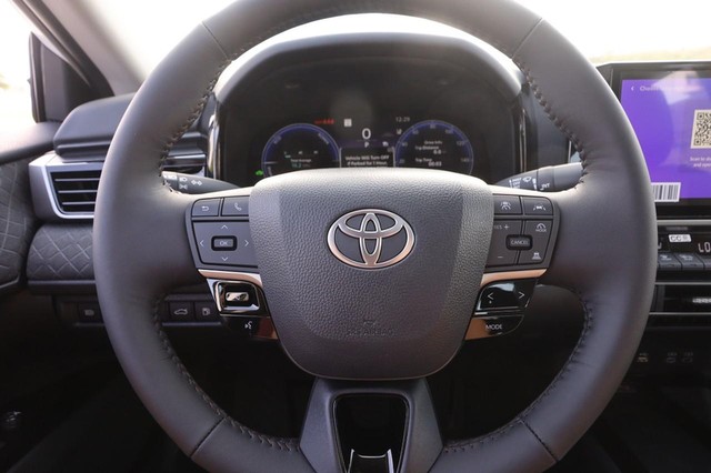 Toyota Camry Vehicle Image 11