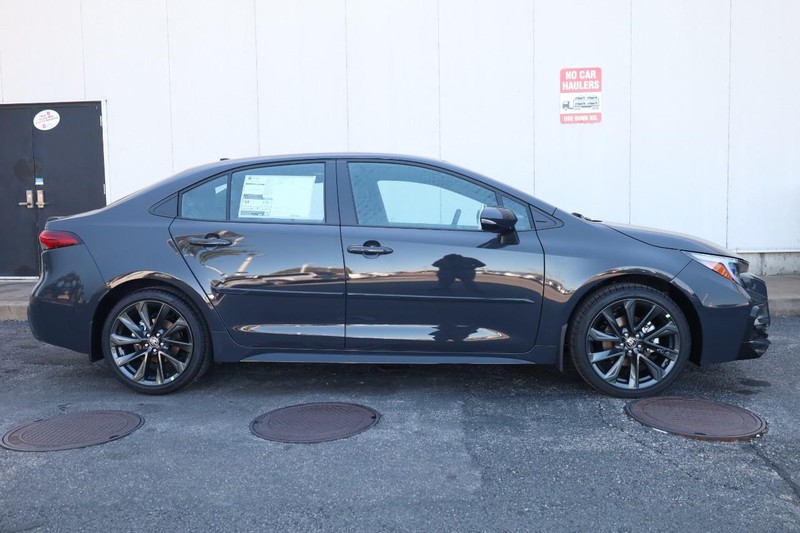 Toyota Corolla Vehicle Full-screen Gallery Image 5