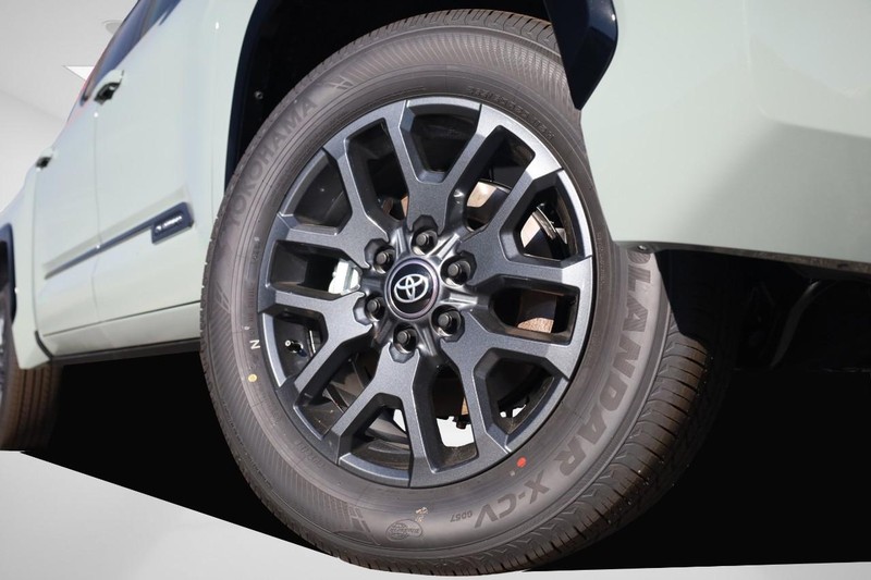 Toyota Tundra 4WD Vehicle Image 03