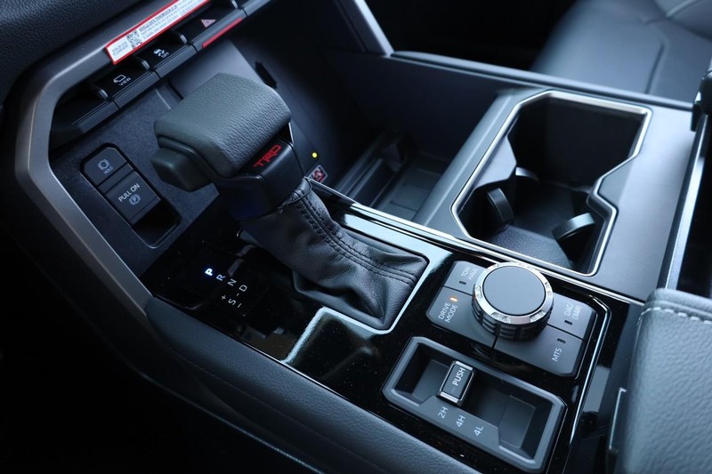 Toyota Sequoia Vehicle Image 18