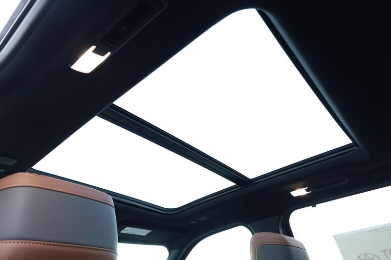 Toyota Sequoia Vehicle Image 11