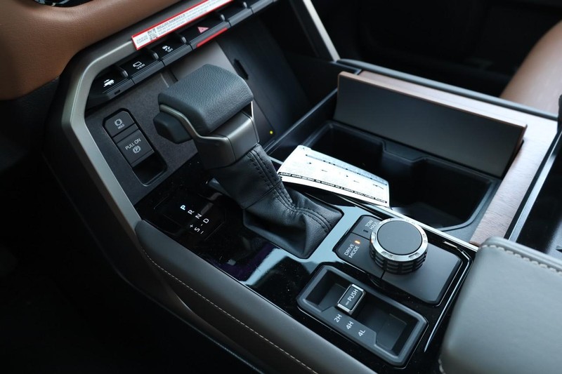 Toyota Sequoia Vehicle Image 18