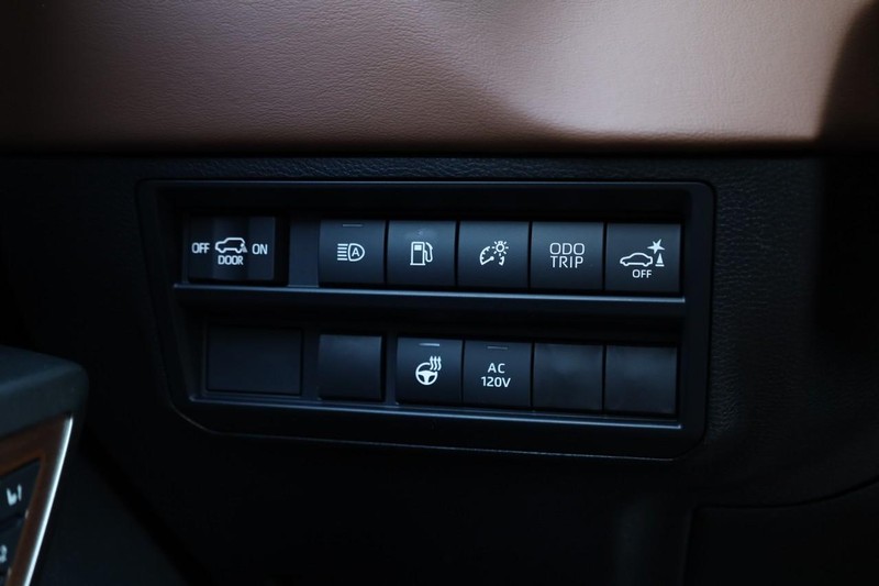 Toyota Sequoia Vehicle Image 21