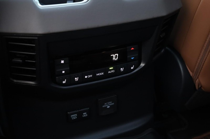 Toyota Sequoia Vehicle Image 24