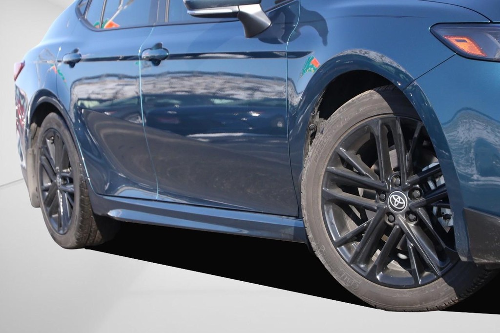 Toyota Camry Vehicle Full-screen Gallery Image 3