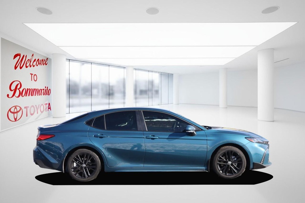 Toyota Camry Vehicle Full-screen Gallery Image 5