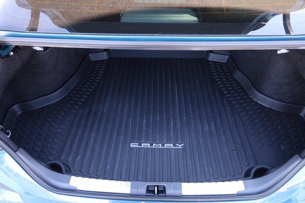 Toyota Camry Vehicle Full-screen Gallery Image 7