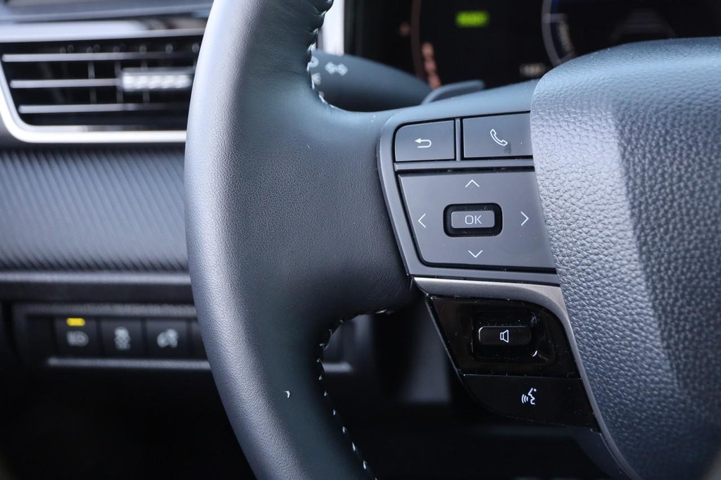 Toyota Camry Vehicle Full-screen Gallery Image 11