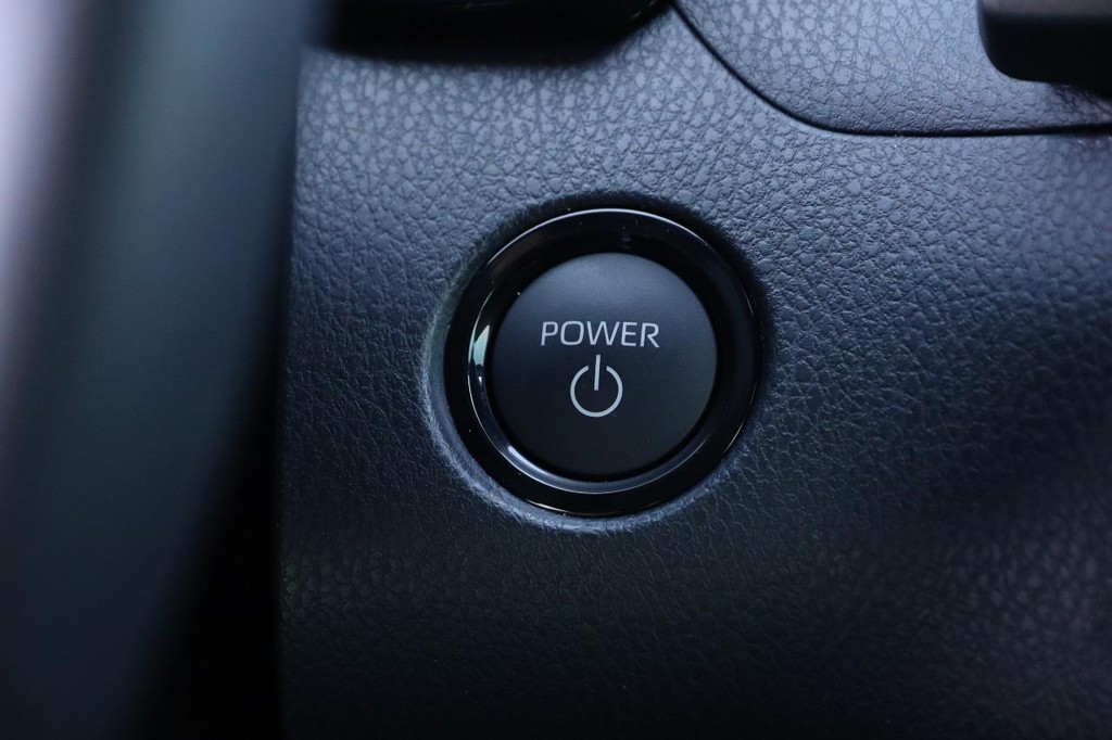 Toyota Camry Vehicle Full-screen Gallery Image 14