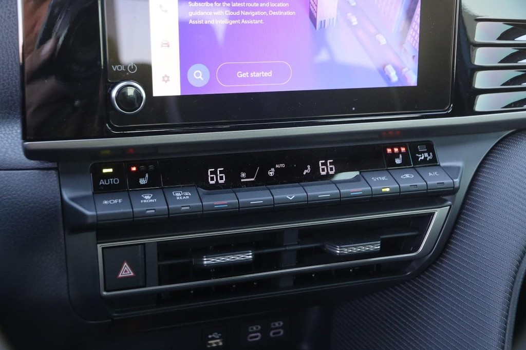 Toyota Camry Vehicle Full-screen Gallery Image 17