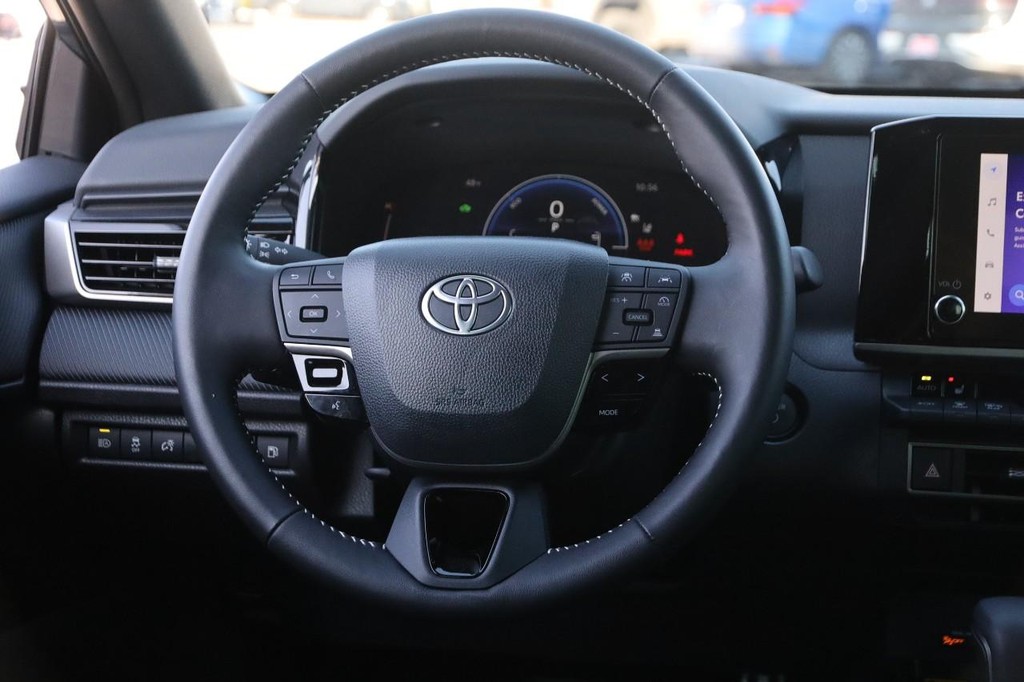 Toyota Camry Vehicle Full-screen Gallery Image 23