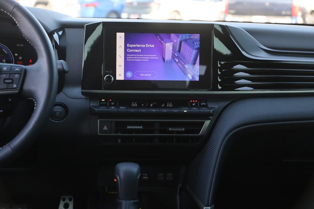 Toyota Camry Vehicle Full-screen Gallery Image 24