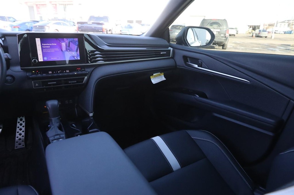 Toyota Camry Vehicle Full-screen Gallery Image 25