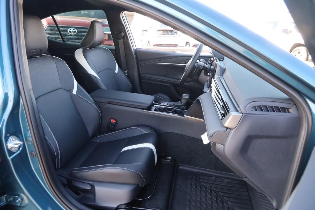 Toyota Camry Vehicle Full-screen Gallery Image 26