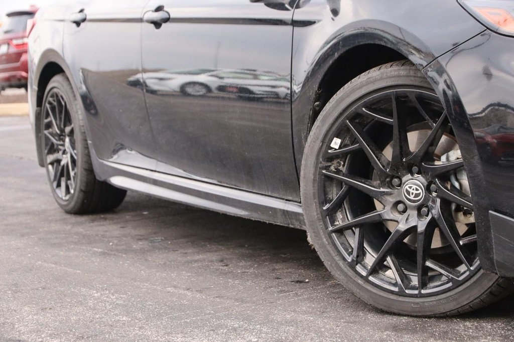 Toyota Camry Vehicle Full-screen Gallery Image 2