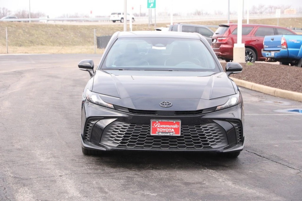 Toyota Camry Vehicle Full-screen Gallery Image 3