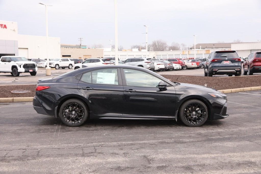 Toyota Camry Vehicle Full-screen Gallery Image 4