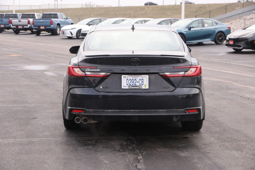 Toyota Camry Vehicle Full-screen Gallery Image 5