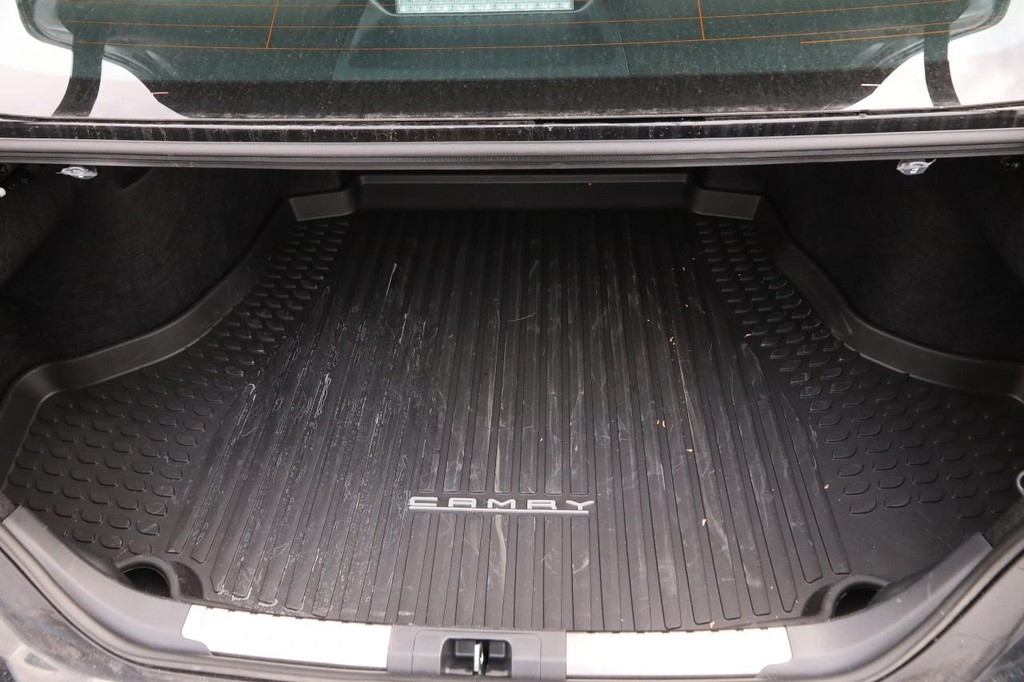 Toyota Camry Vehicle Full-screen Gallery Image 6