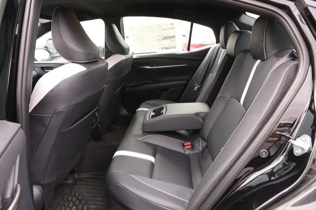 Toyota Camry Vehicle Full-screen Gallery Image 8