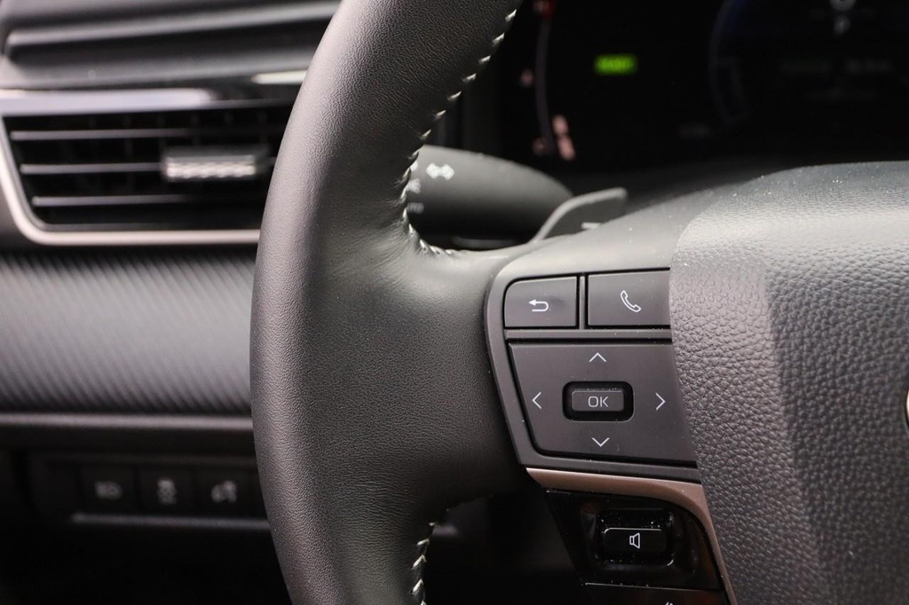 Toyota Camry Vehicle Full-screen Gallery Image 10