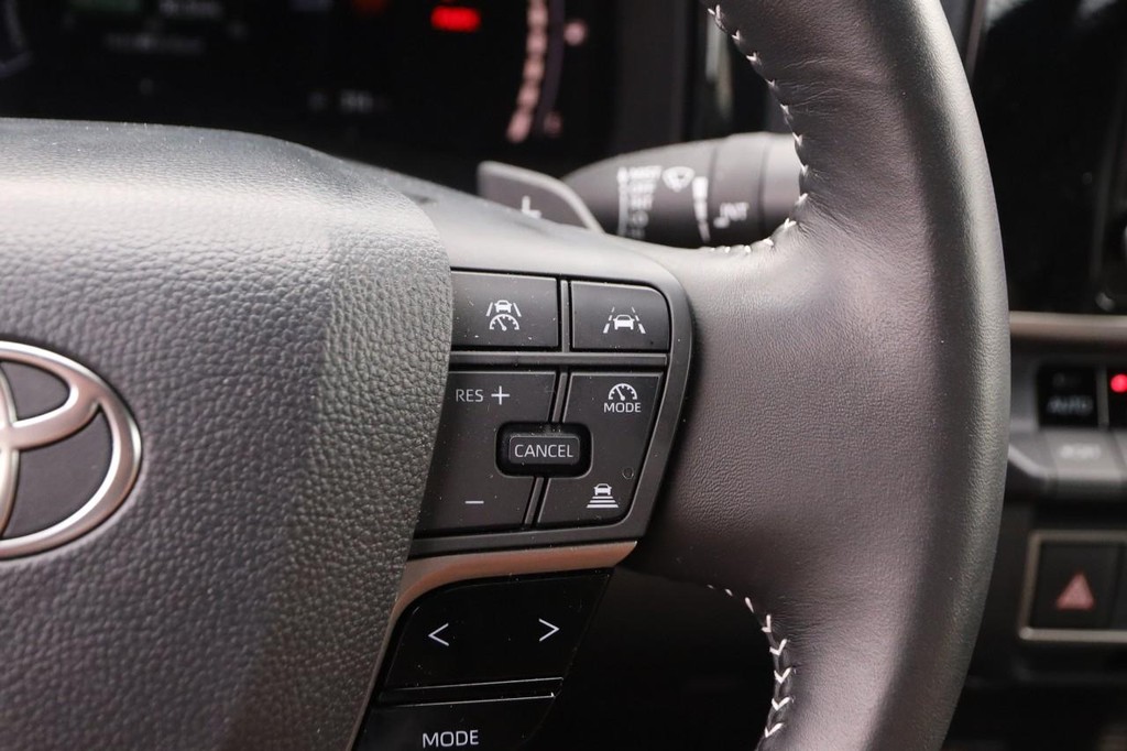 Toyota Camry Vehicle Full-screen Gallery Image 11