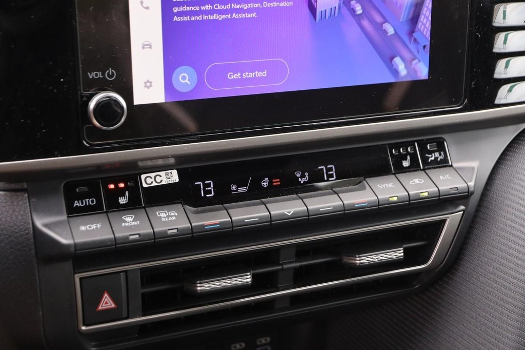 Toyota Camry Vehicle Full-screen Gallery Image 17