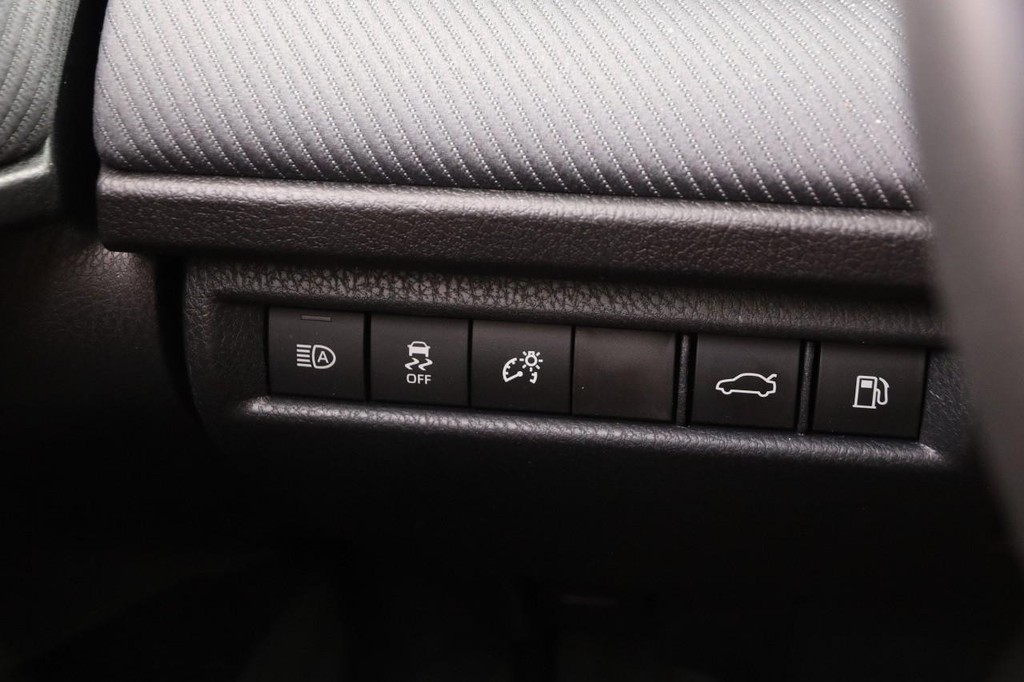 Toyota Camry Vehicle Full-screen Gallery Image 19