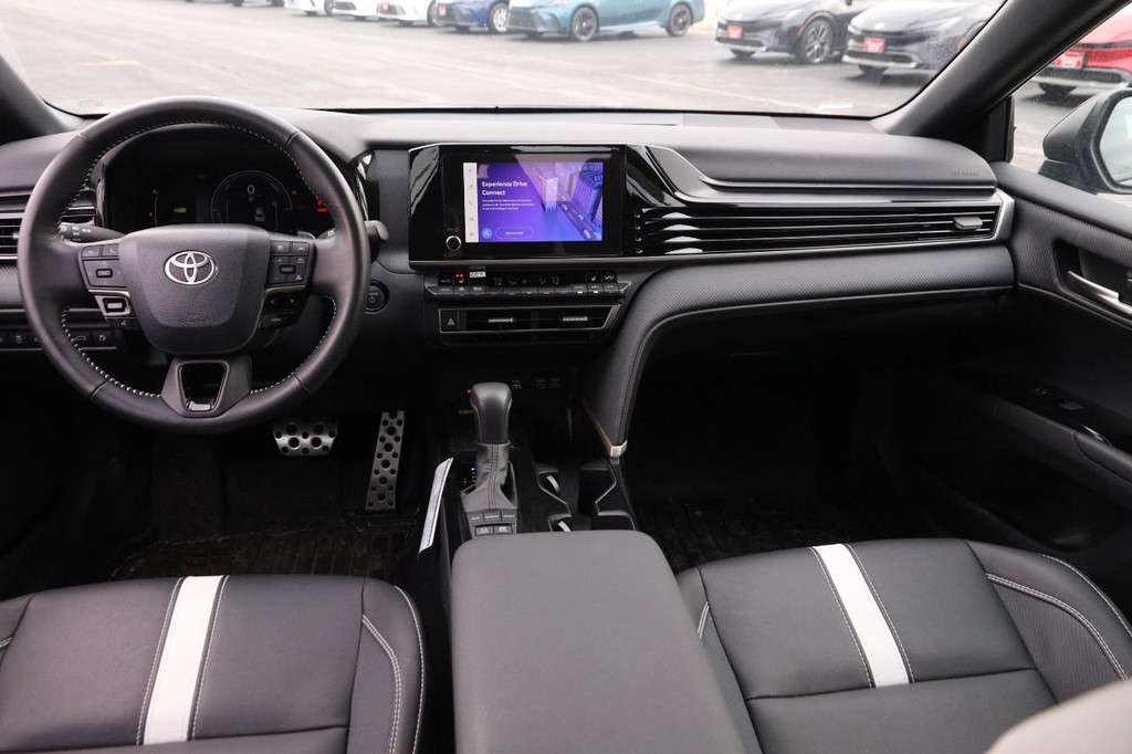 Toyota Camry Vehicle Full-screen Gallery Image 20