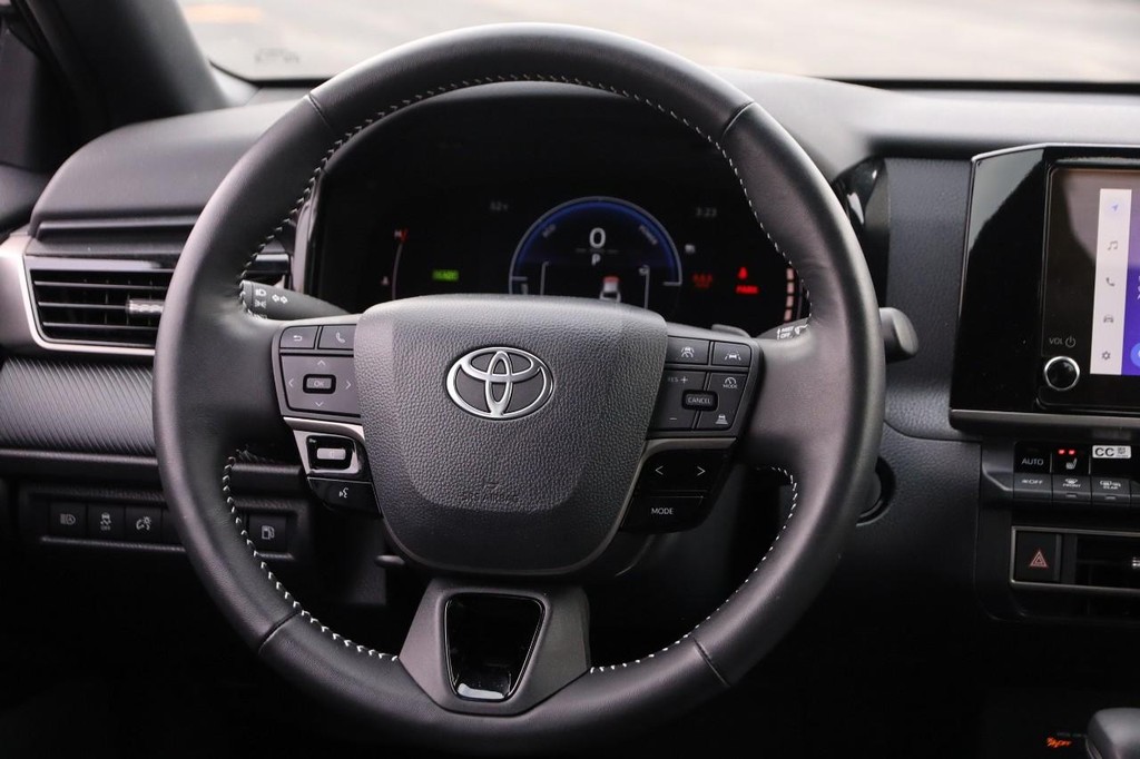 Toyota Camry Vehicle Full-screen Gallery Image 21