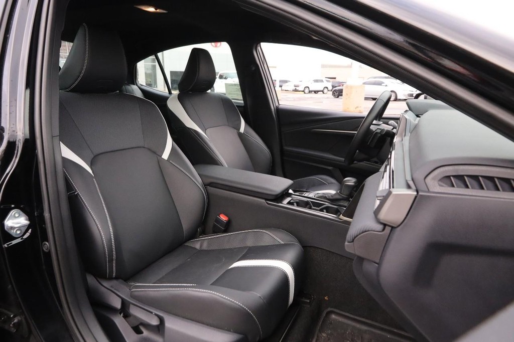 Toyota Camry Vehicle Full-screen Gallery Image 24