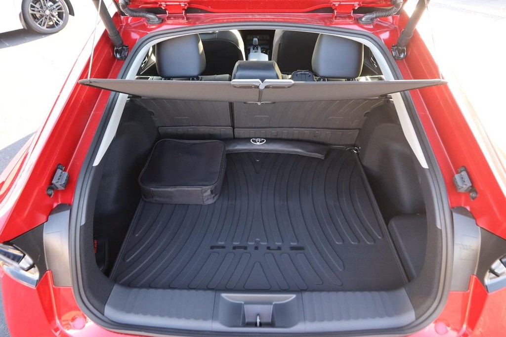 Toyota Prius Plug-In Hybrid Vehicle Full-screen Gallery Image 7