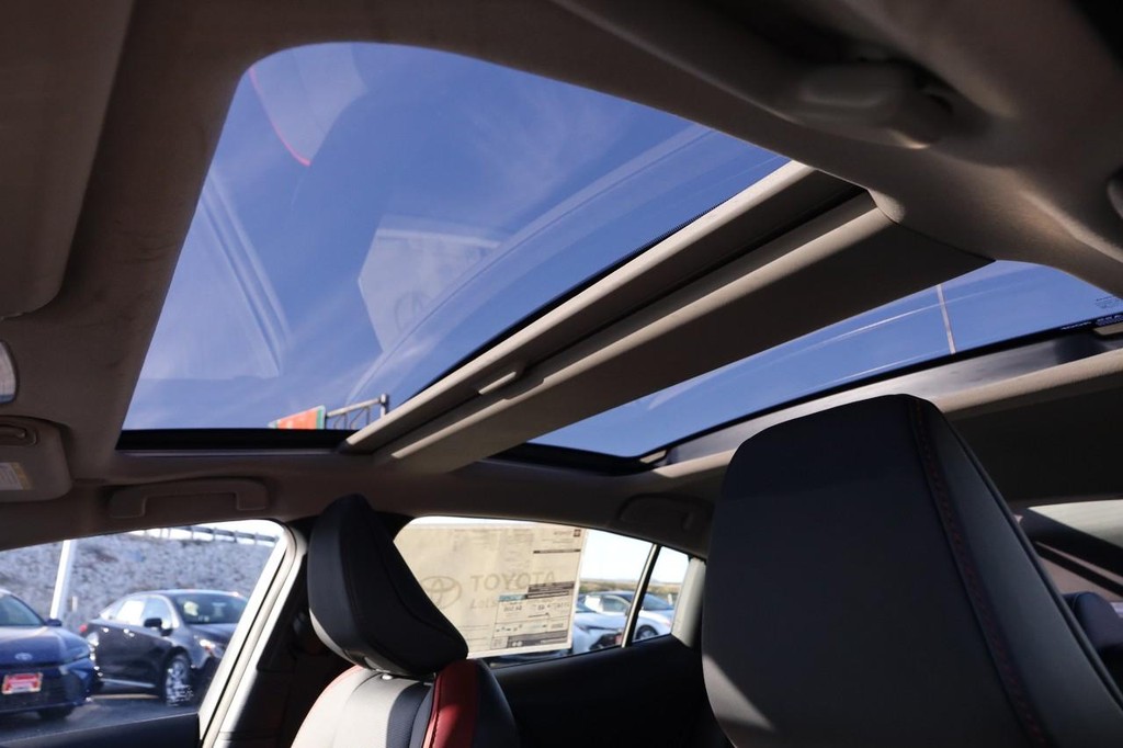 Toyota Prius Plug-In Hybrid Vehicle Full-screen Gallery Image 9