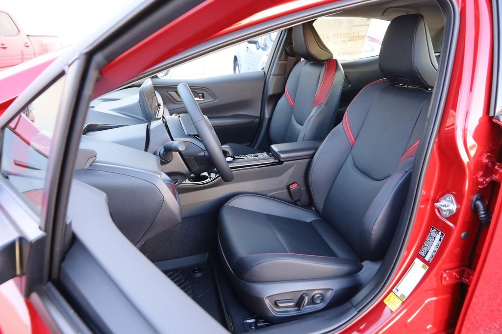 Toyota Prius Plug-In Hybrid Vehicle Full-screen Gallery Image 10