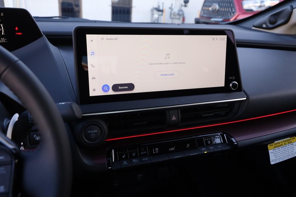 Toyota Prius Plug-In Hybrid Vehicle Full-screen Gallery Image 18