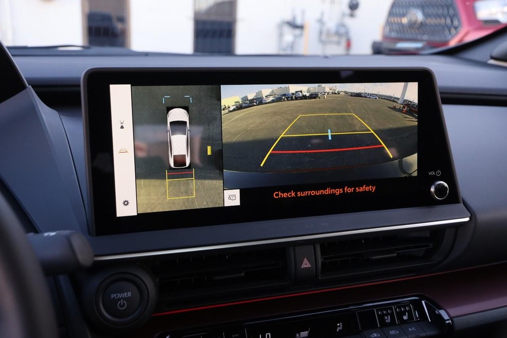 Toyota Prius Plug-In Hybrid Vehicle Full-screen Gallery Image 19