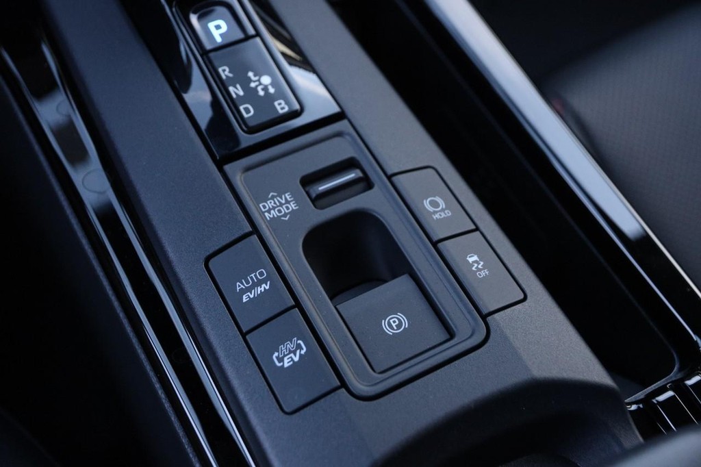 Toyota Prius Plug-In Hybrid Vehicle Full-screen Gallery Image 22