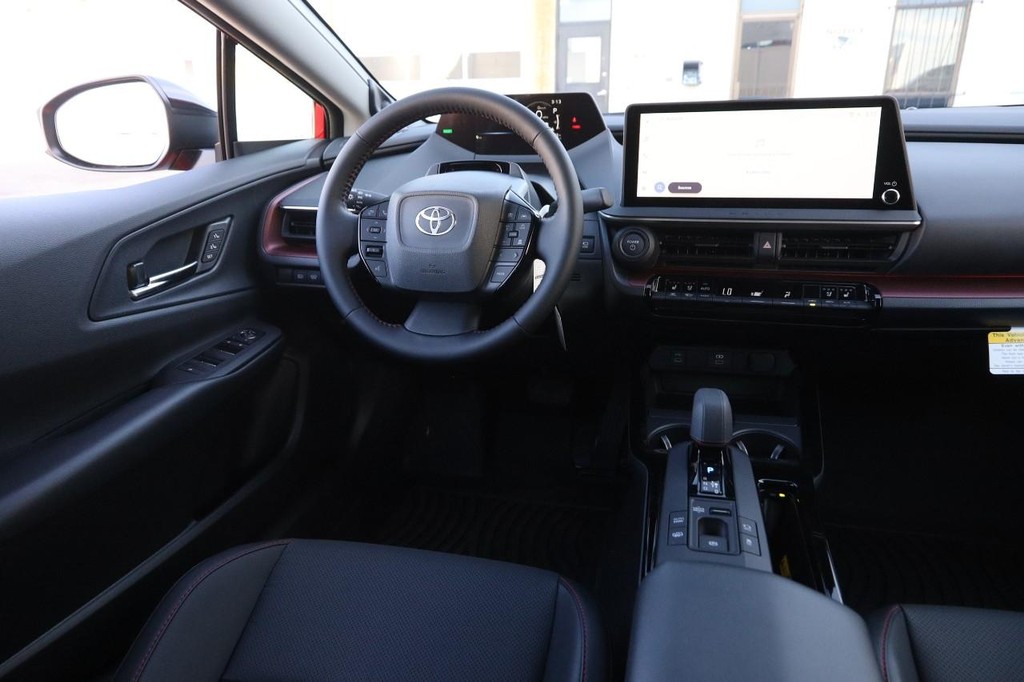 Toyota Prius Plug-In Hybrid Vehicle Full-screen Gallery Image 25