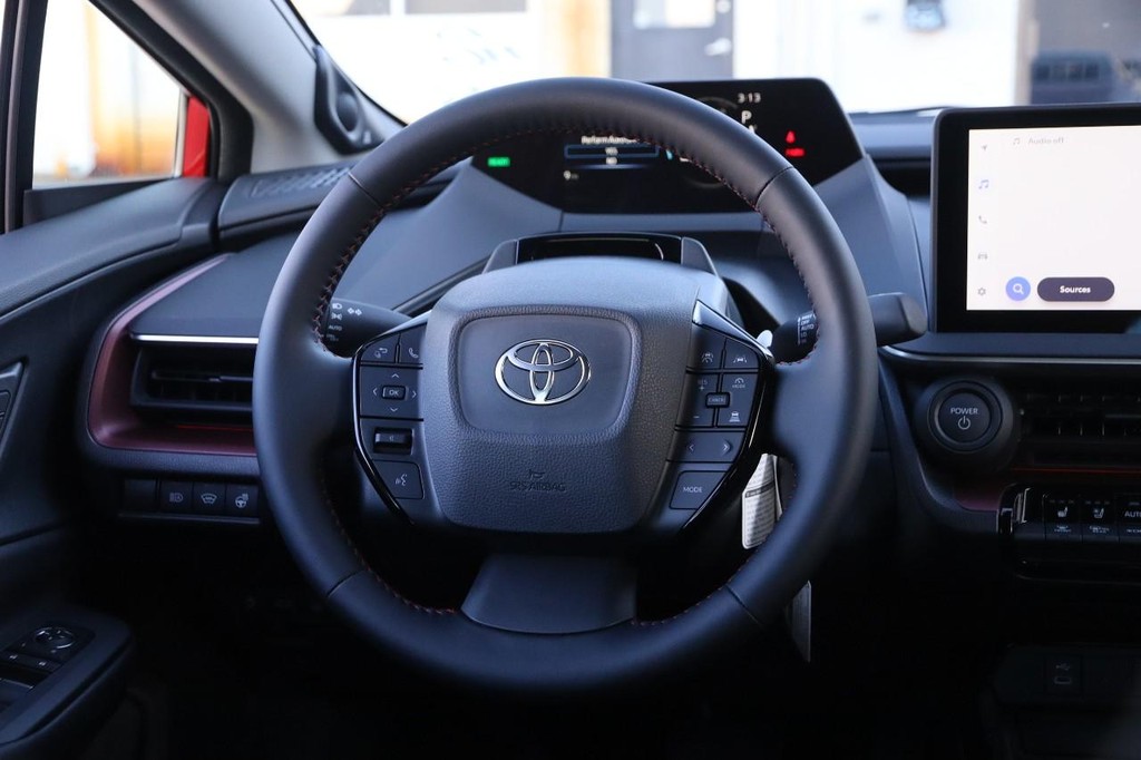 Toyota Prius Plug-In Hybrid Vehicle Full-screen Gallery Image 26