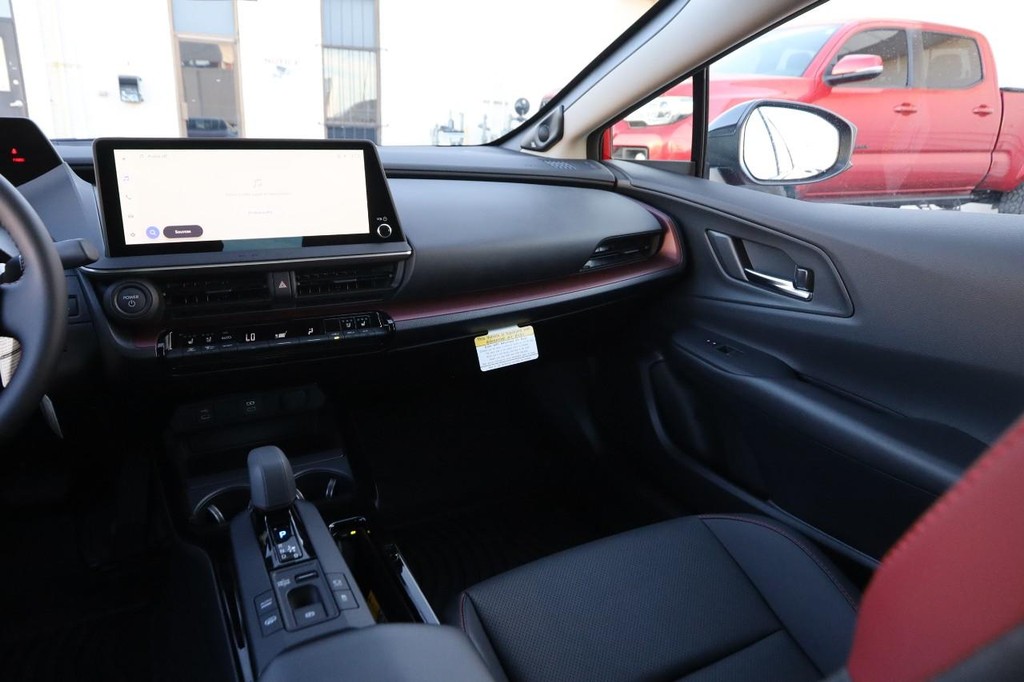 Toyota Prius Plug-In Hybrid Vehicle Full-screen Gallery Image 28