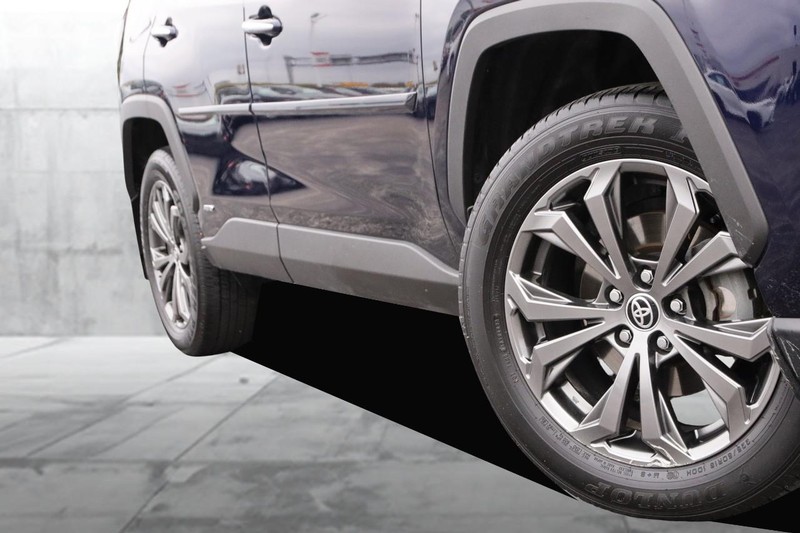 Toyota RAV4 Vehicle Full-screen Gallery Image 3