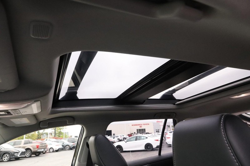 Toyota RAV4 Vehicle Full-screen Gallery Image 9