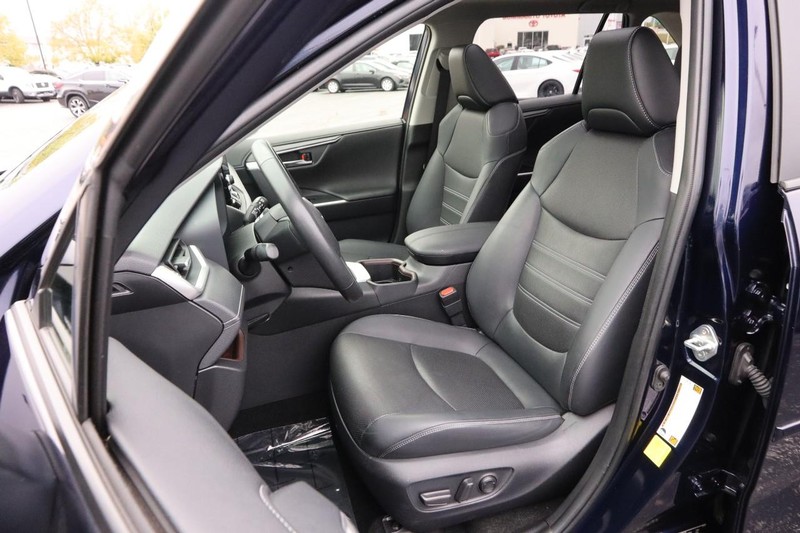 Toyota RAV4 Vehicle Full-screen Gallery Image 10