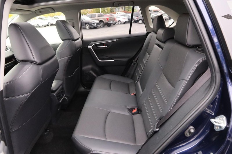 Toyota RAV4 Vehicle Full-screen Gallery Image 11