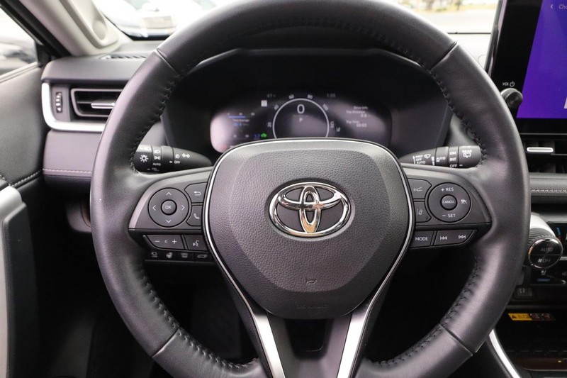 Toyota RAV4 Vehicle Full-screen Gallery Image 12