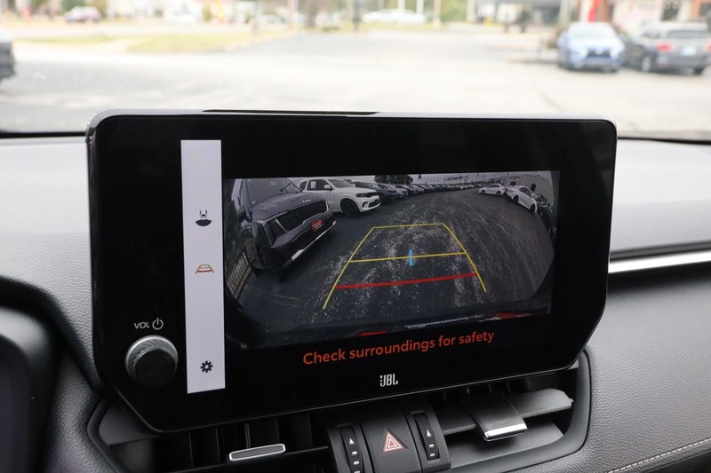 Toyota RAV4 Vehicle Full-screen Gallery Image 16