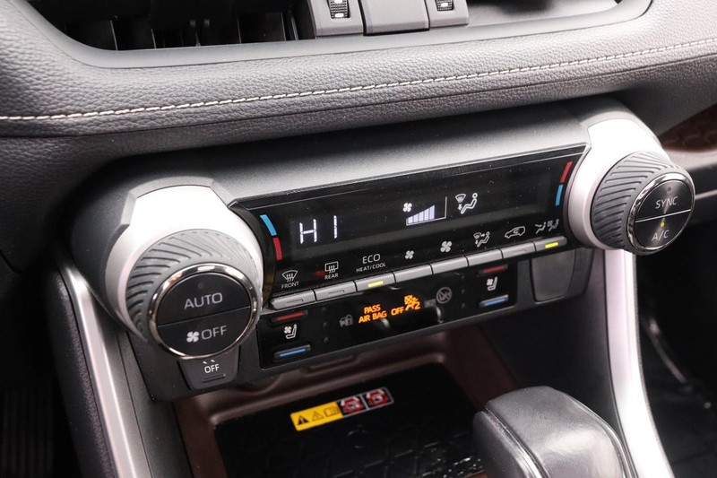 Toyota RAV4 Vehicle Full-screen Gallery Image 17