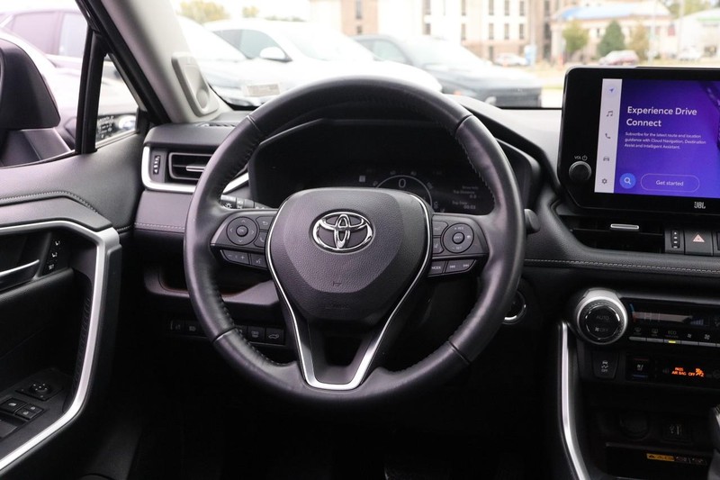 Toyota RAV4 Vehicle Full-screen Gallery Image 22